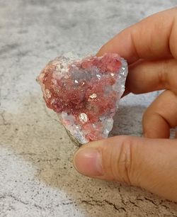 Rodocrosita en grupo de cristales sobre cuarzo