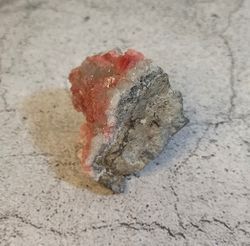 Rodocrosita en grupo de cristales sobre cuarzo