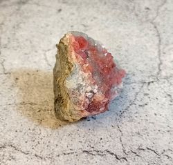 Rodocrosita en grupo de cristales sobre cuarzo