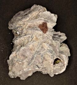 Rubelita (Turmalina rosa) en Lepidolita