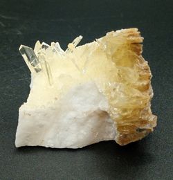 Selenita cristales sobre matriz
