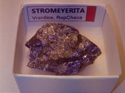 Minerales en cajita de 4x4. Serie roja.
