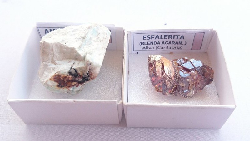 Minerales en cajita de 4x4. Serie rosa. — litosphera