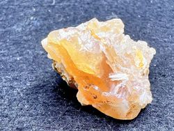 Scheelita cristales sueltos con escamas de moscovita