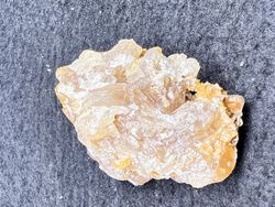 Scheelita cristales sueltos con escamas de moscovita