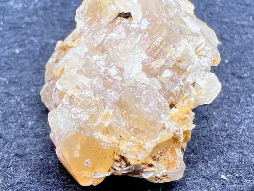 Scheelita cristales sueltos con escamas de moscovita