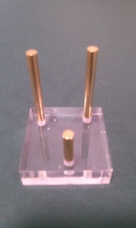 Soporte de metacrilato 35x35x10 con 3 varillas metálicas