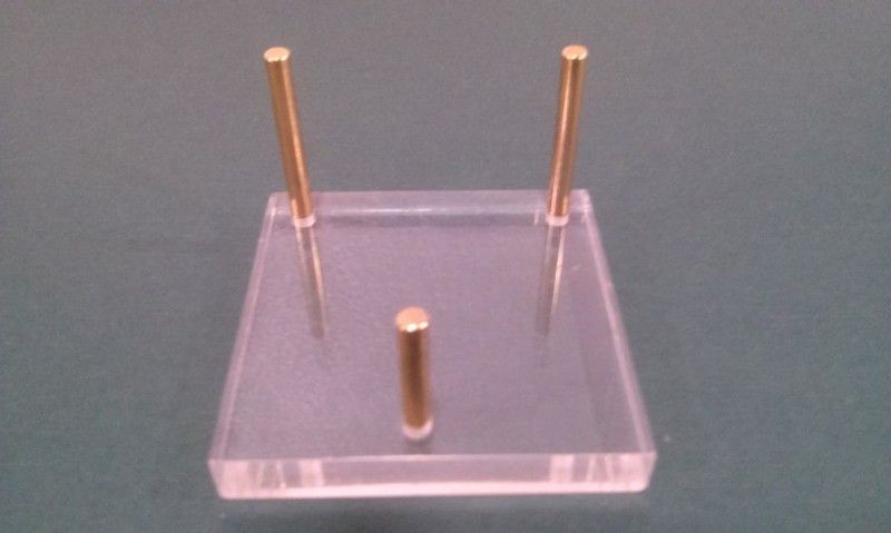 Soporte metacrilato 60x60x10 con 3 varillas metálicas