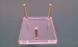 Soporte metacrilato 60x60x10 con 3 varillas metálicas