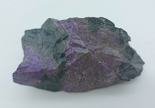 Sugilita en masa compacta