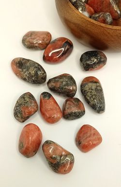 Triplita Wagnerita sobre Pirita