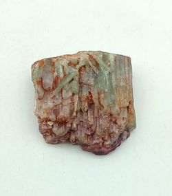 Turmalina bicolor (Elbaita). Fondo rosa pálido