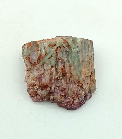 Turmalina bicolor (Elbaita). Fondo rosa pálido