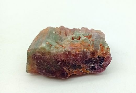 Turmalina bicolor (Elbaita). Fondo rosa pálido