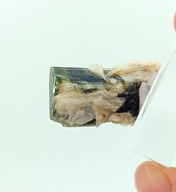 Turmalina verde y Clevelandita