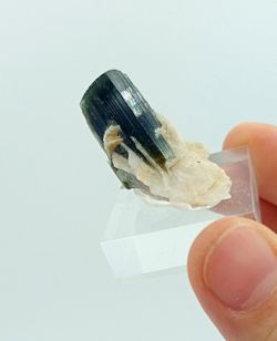 Turmalina verde y Clevelandita