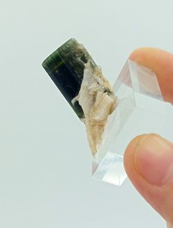 Turmalina verde y Clevelandita