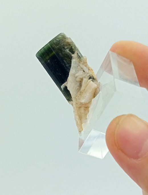 Turmalina verde y Clevelandita