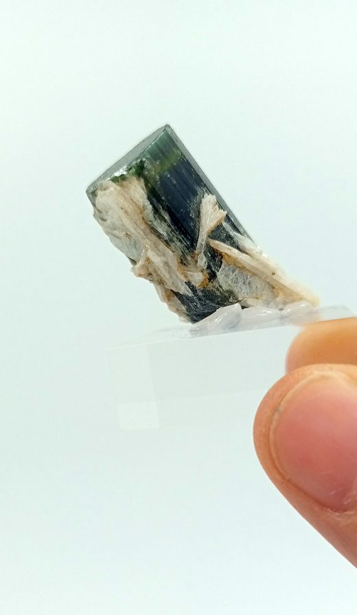 Turmalina verde y Clevelandita