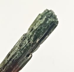 Turmalina verde (Cristal alargado)
