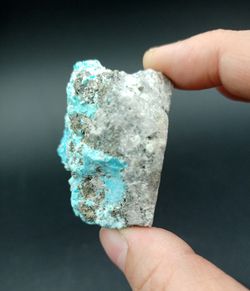 Pieza de Turquesa con Pirita cuyo tamaño es de: 44x40x34 mm de ancho, en la cual las especies citadas se hallan dispuestas de manera irregular. Procedencia: Nishapur, Rhazavi Korasan Province (Irán)