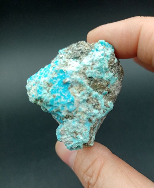 Pieza de Turquesa con Pirita cuyo tamaño es de: 44x40x34 mm de ancho, en la cual las especies citadas se hallan dispuestas de manera irregular. Procedencia: Nishapur, Rhazavi Korasan Province (Irán)