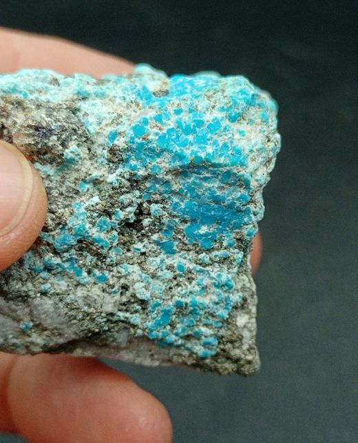 Pieza de Turquesa con Pirita cuyo tamaño es de: 44x40x34 mm de ancho, en la cual las especies citadas se hallan dispuestas de manera irregular. Procedencia: Nishapur, Rhazavi Korasan Province (Irán)
