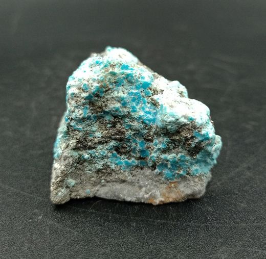 Pieza de Turquesa con Pirita cuyo tamaño es de: 44x40x34 mm de ancho, en la cual las especies citadas se hallan dispuestas de manera irregular. Procedencia: Nishapur, Rhazavi Korasan Province (Irán)