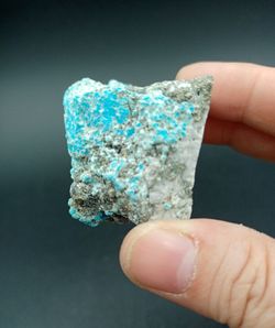 Pieza de Turquesa con Pirita cuyo tamaño es de: 44x40x34 mm de ancho, en la cual las especies citadas se hallan dispuestas de manera irregular. Procedencia: Nishapur, Rhazavi Korasan Province (Irán)