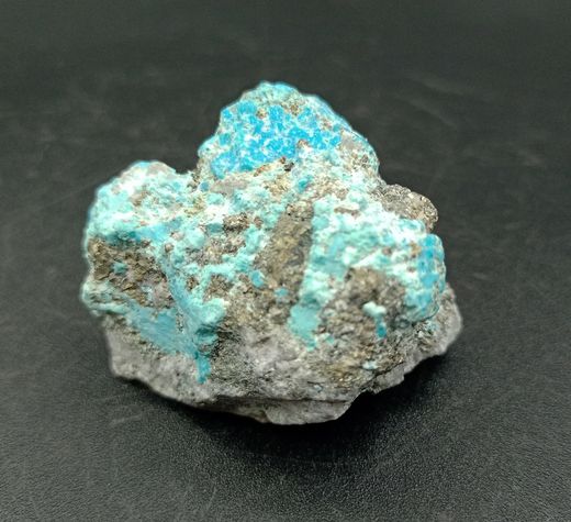Pieza de Turquesa con Pirita cuyo tamaño es de: 44x40x34 mm de ancho, en la cual las especies citadas se hallan dispuestas de manera irregular. Procedencia: Nishapur, Rhazavi Korasan Province (Irán)