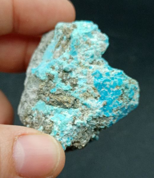 Pieza de Turquesa con Pirita cuyo tamaño es de: 44x40x34 mm de ancho, en la cual las especies citadas se hallan dispuestas de manera irregular. Procedencia: Nishapur, Rhazavi Korasan Province (Irán)