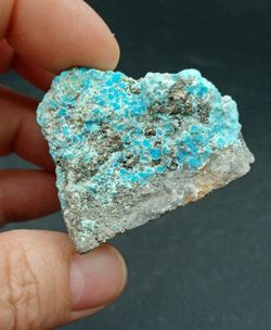 Pieza de Turquesa con Pirita cuyo tamaño es de: 44x40x34 mm de ancho, en la cual las especies citadas se hallan dispuestas de manera irregular. Procedencia: Nishapur, Rhazavi Korasan Province (Irán)