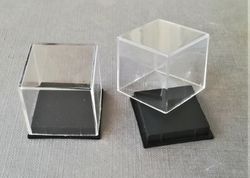 Urna de plástico 30x30x28 mm. base negra (Pack de 96 unidades)