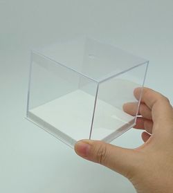 Urna de plástico con base blanca 80x80