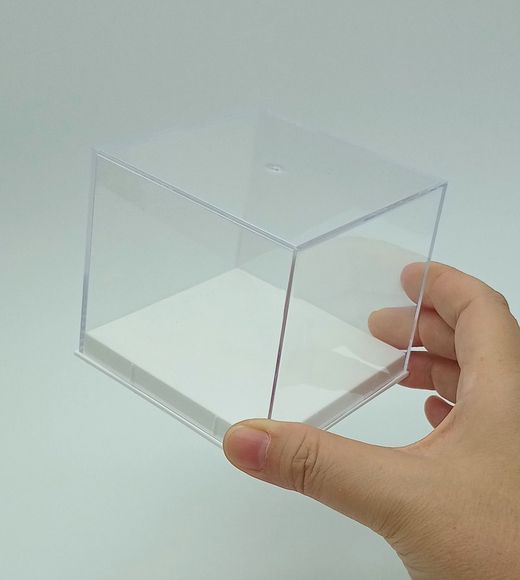 Urna de plástico con base blanca 80x80