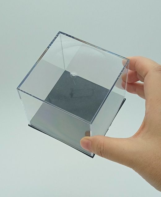 Urna de plástico con base negra 80x80