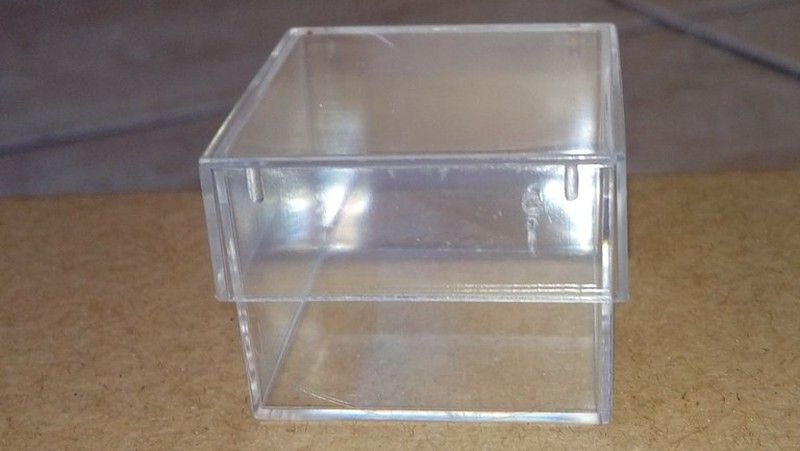 Urna de plástico de 28x28x27 mm. (Bolsa de 100 unidades)