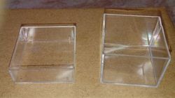 Urna de plástico de 28x28x27 mm. (Bolsa de 100 unidades)