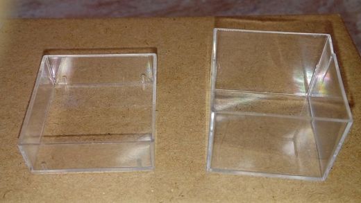 Urna de plástico de 28x28x27 mm. (Bolsa de 100 unidades)