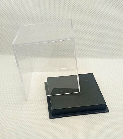 Urna de plástico de 60x60x61 mm base negra