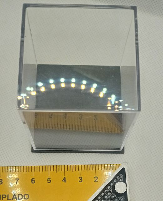 Urna de plástico de 60x60x61 mm base negra