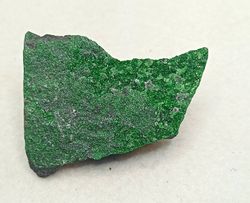 Uvarovita (cristales tapizando la matriz de cromita)