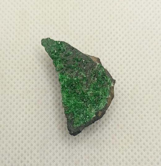 Uvarovita (matriz de cromita tapizada por cristales de Uvarovita)