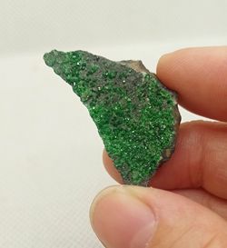 Uvarovita (matriz de cromita tapizada por cristales de Uvarovita)