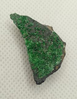 Uvarovita (matriz de cromita tapizada por cristales de Uvarovita)