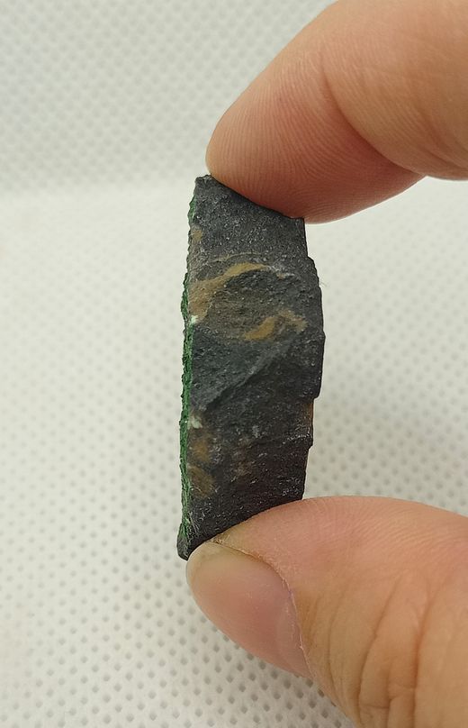 Uvarovita (matriz de cromita tapizada por cristales de Uvarovita)