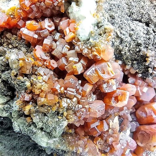 Vanadinita conjunto de cristales sobre matriz
