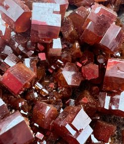 Vanadinita cristales rojo intenso sobre matriz