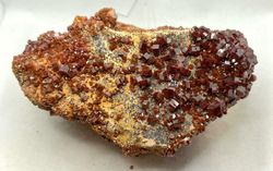 Vanadinita cristales rojo intenso sobre matriz