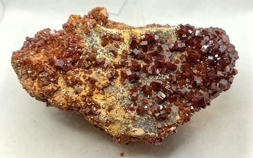 Vanadinita cristales rojo intenso sobre matriz